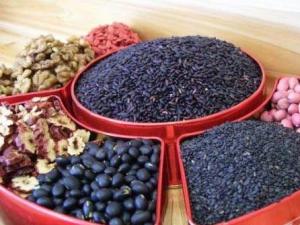 如何判断深色食物是否染色