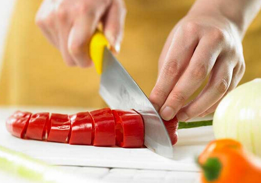 切辣椒辣手怎么办?正确切辣椒的方法
