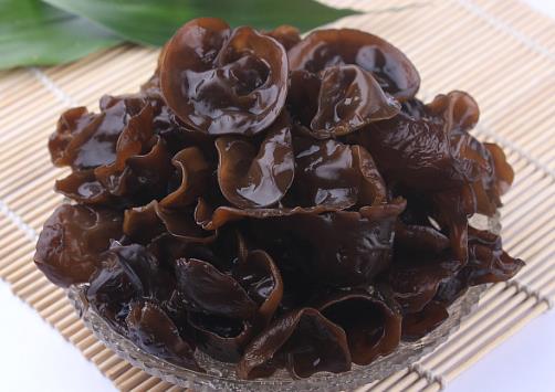 用热水泡过的干木耳可以直接空腹食用吗?