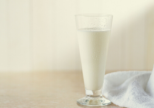 宝宝多大可以喝牛奶?宝宝喝牛奶过敏腹胀怎么办?