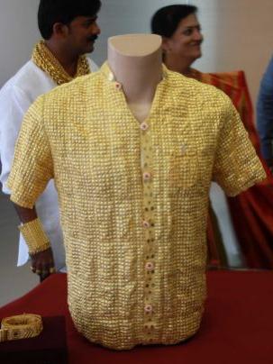 宾布里的黄金男人:印度男子花14万造纯金衬衫求偶,称女人会被闪到眼(图)