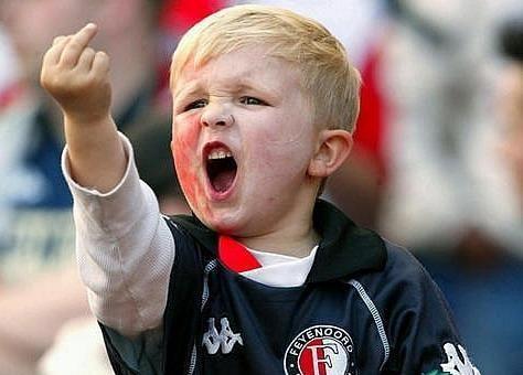 竖中指是什么意思?冲别人竖中指手势是什么意思?竖中指手势的由来