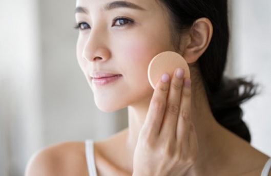 如何补妆才自然?补妆需要什么工具?