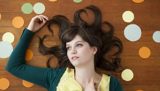 如何让头发更加柔顺亮滑?