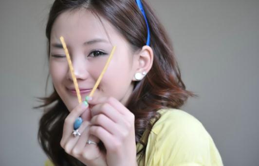 如何让直发马尾显得弹性自然?