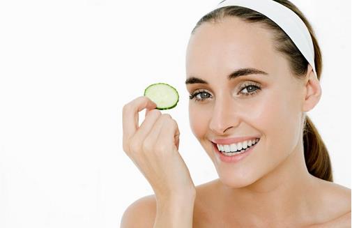 为何痘痘偏爱右脸颊?