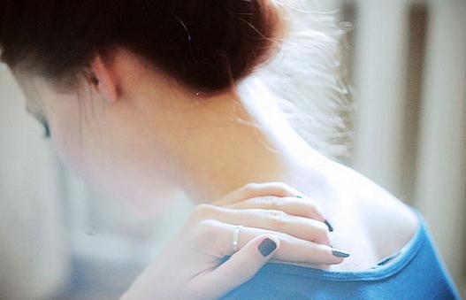 颈部保养有5招:颈部也要去角质