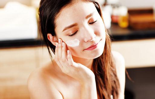 为啥冬季肌肤特别干燥?