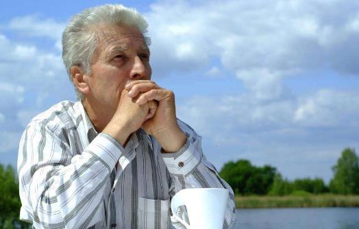 老年人用眼过度小心失明!