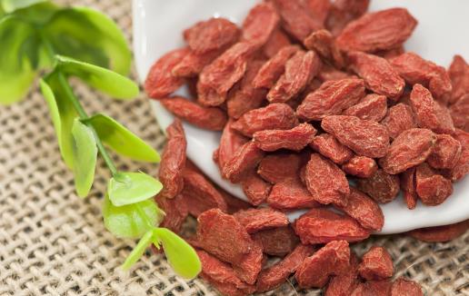 滋补肝肾、润肺止咳:枸杞子的六大功效