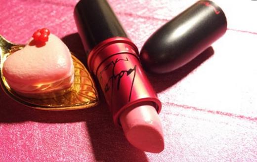 天冷唇干,怎样正确有效地搽润唇膏?