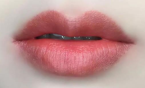 天冷唇干,怎样正确有效地搽润唇膏?