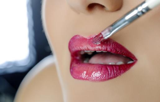 天冷唇干,怎样正确有效地搽润唇膏?