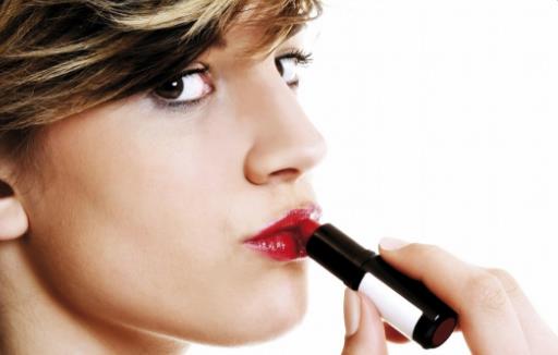 天冷唇干,怎样正确有效地搽润唇膏?