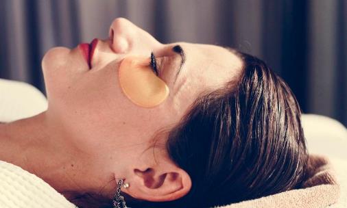 眼部的肌肤非常娇嫩,因此也需要额外地特殊保养,不及时