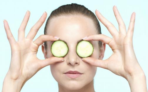 眼部的肌肤非常娇嫩,因此也需要额外地特殊保养,不及时