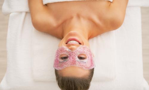 眼部的肌肤非常娇嫩,因此也需要额外地特殊保养,不及时