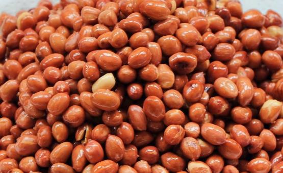 炸花生米时,别直接下锅,大厨教你一招,省油又好吃,酥脆不返潮