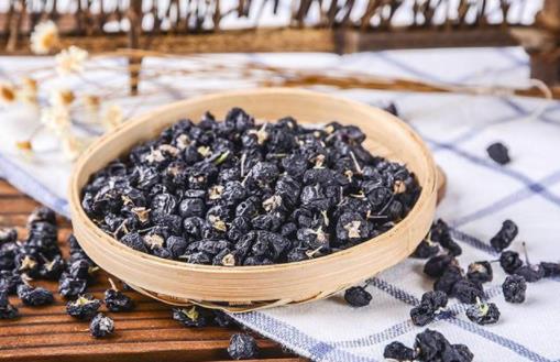 �������ˮ������ɫ���Ժ��� ���������ˮʲô��ɫ�ĺ�