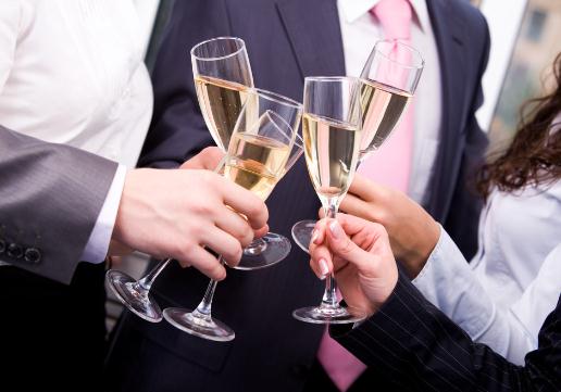 节假日聚会喝酒需注意:健康饮酒每天饮酒量不超过20克酒精