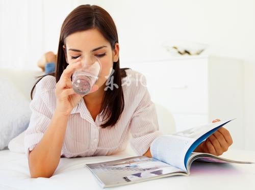 早上起床喝什么水好?早上起床空腹千万别喝这些水