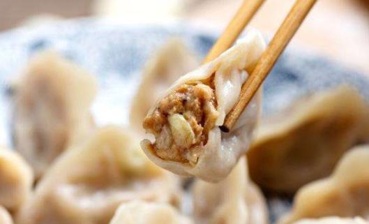 包好的饺子怎么放冰箱不会粘 包好的饺子放冰箱粘在一起了怎么办