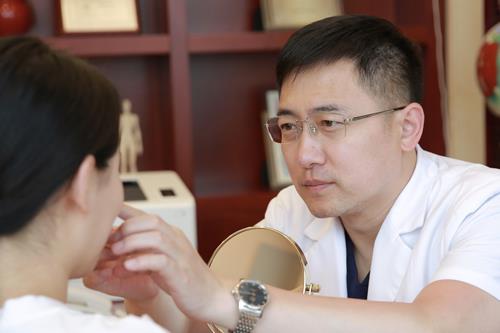 虑做大小腿吸脂手术可以先让医生面诊在做手术——北京吸脂医生刘靖涛