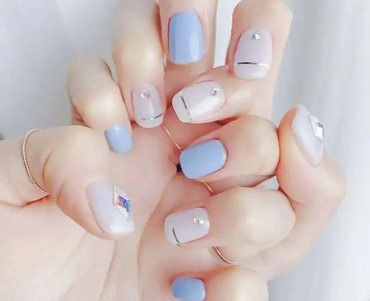 做的美甲乳白色发黄了怎么办?美甲店可以做穿戴甲吗