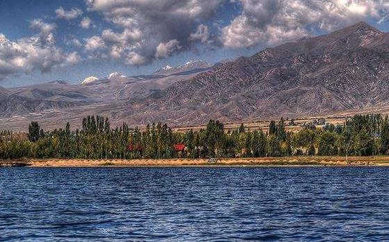 世界上最深的十大湖泊排行榜,榜首贝加尔湖最深处达1637米