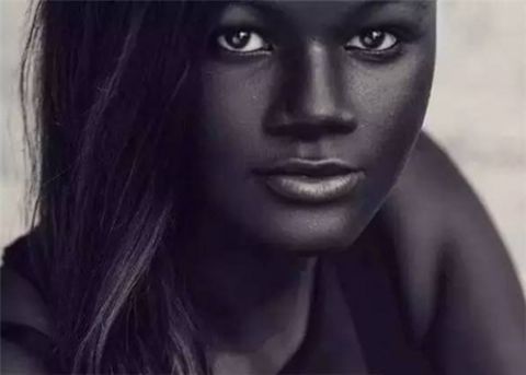 世界上最黑的女人Khoudia Diop,黑到夜晚能隐身!