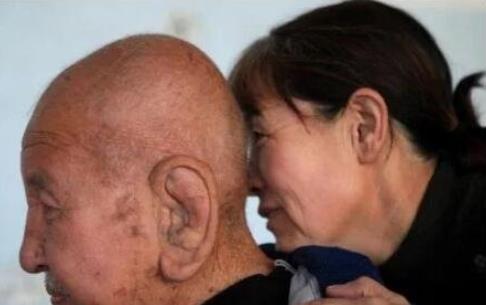 世界上耳朵最大的人 一位大爷长有长达11厘米的大耳朵