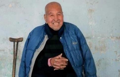 世界上耳朵最大的人 一位大爷长有长达11厘米的大耳朵