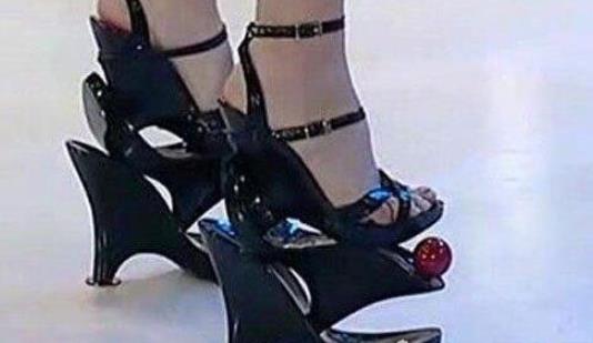 世界上最高的高跟鞋 超过50厘米的高跟鞋看着就让人觉得恐怖