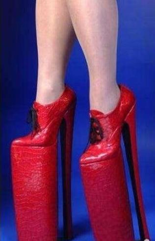 世界上最高的高跟鞋 超过50厘米的高跟鞋看着就让人觉得恐怖