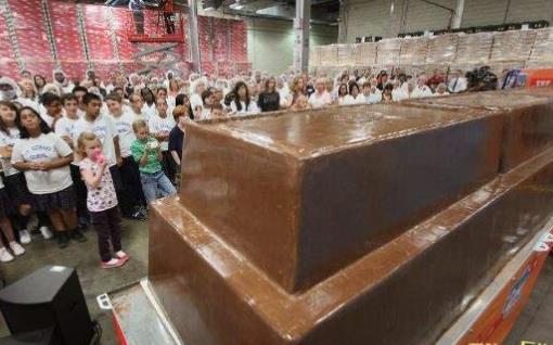 世界上最大的巧克力 长6.4米/高0.91米