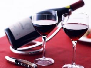 葡萄酒礼仪：如何斟酒与敬酒？