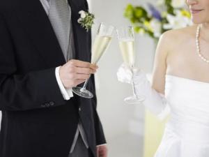 婚礼斟酒碰杯的礼仪常识-婚宴酒水的选择