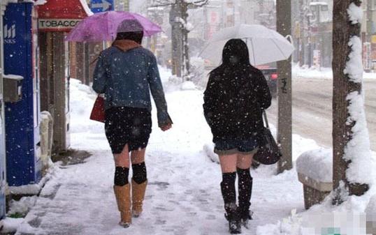 �ձ�Ů�˶��촩ȹ�Ӳ����𣿽����ձ�Ů��Ϊɶһ���ļ�����ȹ��