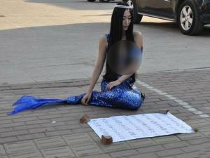 街头蓝色美人鱼称来自钓鱼岛 疑SG珍珠商业炒作