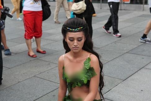 �����������ó���Ů����ȫ����Ҷ�����Գƴ�Խ��ͼ