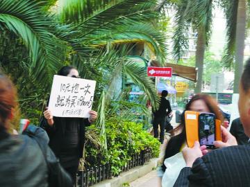 黑衣美女街头卖拥抱一次10元,男子害羞与其合影,网友斥其满足物质享受的物质女