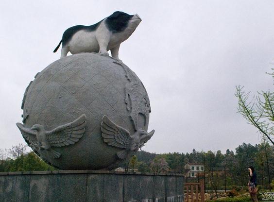 ���ṫ·˫����·�Σ���·������կ��ֳʾ��԰�Ļ��㳡�ϵ�һ���8�׸ߵ����������ܣ���̬���䡣