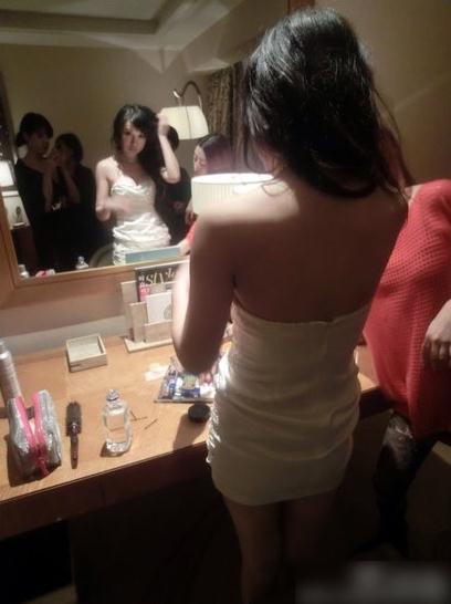 90��2b�Ÿ�Ů��������˺󲻵�Ǹ�������е����£�������΢�������μӸ��־ۻ���Ƭ