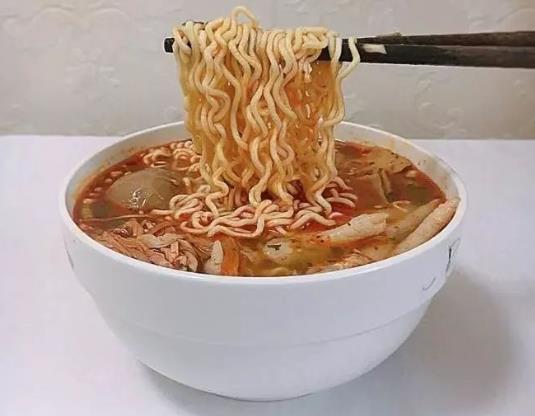 煮泡面是先放面还是先放调料包?桶面能放微波炉几分钟?