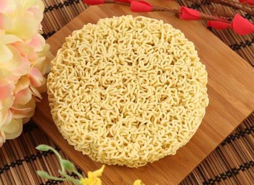 煮泡面是先放面还是先放调料包?桶面能放微波炉几分钟?