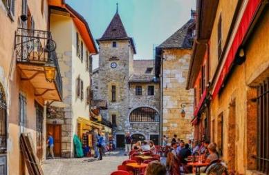 世界上最美小镇 城堡小镇布莱德集博物馆餐馆酒窖为一体