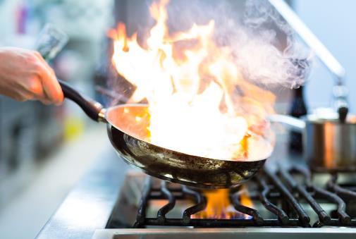 炒菜过火,炒菜炒出火苗,油冒烟了才炒菜增加致癌物不健康