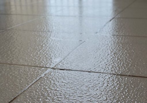 回南天衣物如何防潮?回南天墙上发霉怎么处理