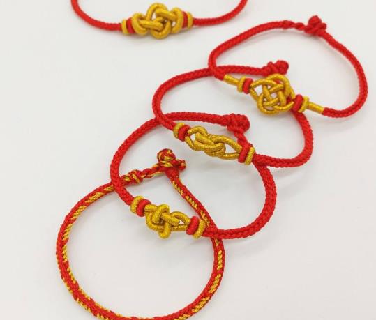 本命年红绳可以和翡翠手镯一起戴吗?本命年红绳可以和银手镯戴一起吗