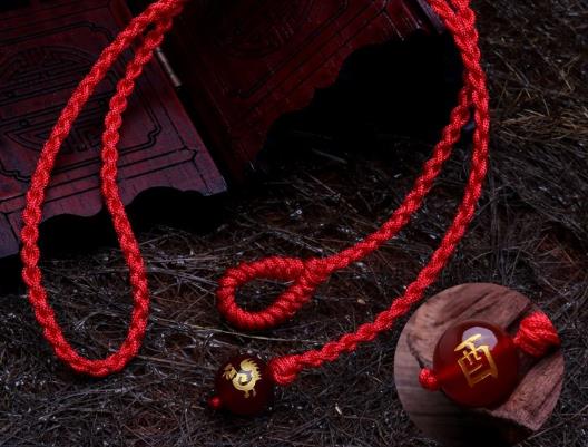 本命年红绳可以和翡翠手镯一起戴吗?本命年红绳可以和银手镯戴一起吗